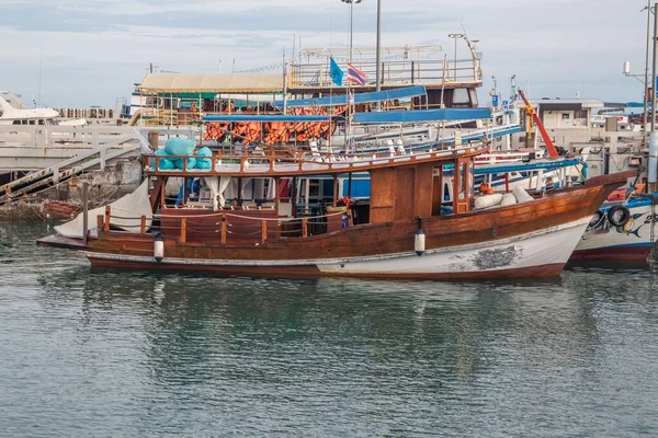 Bateaux Transport Excursion Dans Port Une Jetée Thaïlande Asie Sud — Photo
