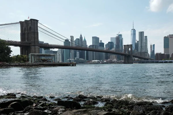 布鲁克林大桥横跨东河 从布鲁克林到美国纽约市的曼哈顿 — 图库照片