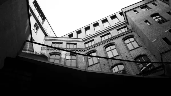 Una Scala Grigi Edificio Con Molte Finestre Cielo Limpido — Foto Stock