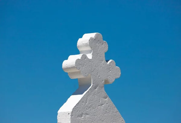 Бетонный Крест Голубом Фоне Неба Белый Солнечный Свет — стоковое фото