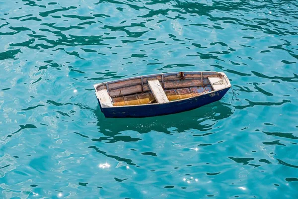 Een Oude Boot Drijvend Blauwe Heldere Zee — Stockfoto