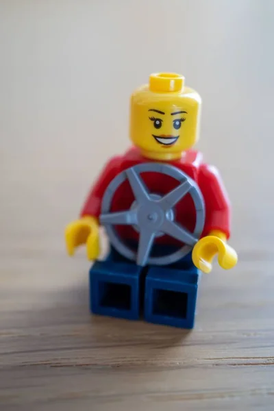 Uma Figura Mulher Marca Lego Segurando Uma Roda — Fotografia de Stock