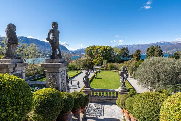 Statyer Och Skulpturer Dekorerar Den Italienska Trädgården Palazzo Borromeo Isola — Stockfoto