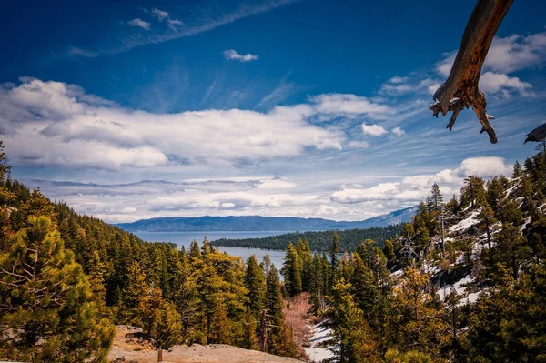 Uma Foto Cênica Lago Tahoe Com Colinas Nevadas — Fotografia de Stock