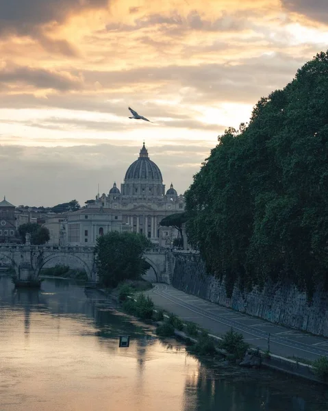 Eine Vertikale Aufnahme Der Brücke Ponte Sant Angelo Und Des — Stockfoto