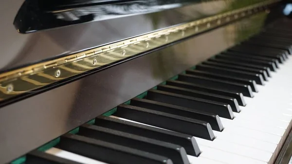 Ένα Κοντινό Πλάνο Των Κλειδιών Ενός Πιάνου — Φωτογραφία Αρχείου
