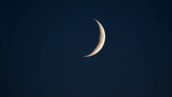 Close Uma Lua Crescente Céu Claro — Fotografia de Stock