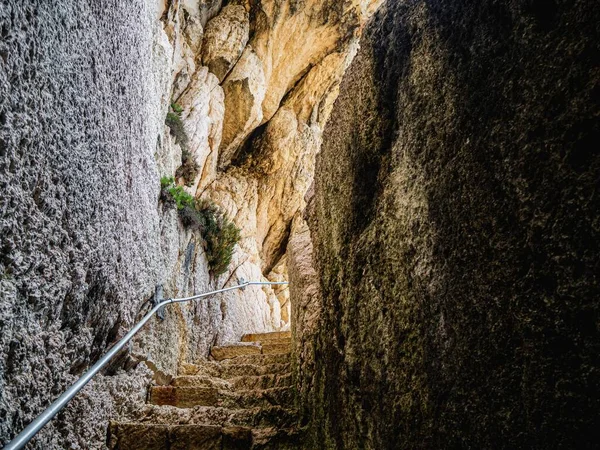 Mağaradaki Taş Duvarlarla Çevrili Taşlı Merdiven Manzarası — Stok fotoğraf