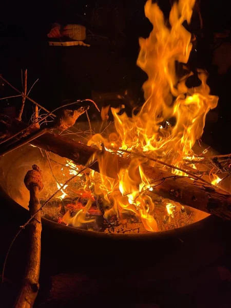 夜に森の中でたき火の垂直ショット — ストック写真