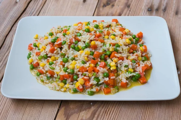 Zoete Maïs Rode Paprika Groene Erwten Heerlijk Gezond Vegetarisch Risotto — Stockfoto