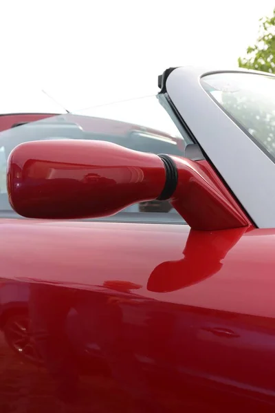 Ένα Κοντινό Πλάνο Ενός Πλευρικού Καθρέφτη Ενός Κόκκινου Πολυτελούς Αυτοκινήτου — Φωτογραφία Αρχείου