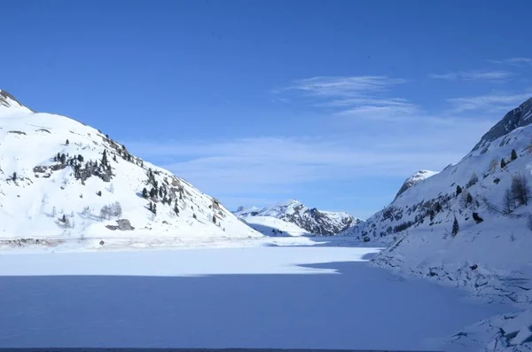 Een Prachtig Uitzicht Bergen Bedekt Met Sneeuw — Stockfoto