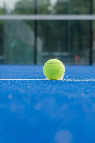 Foyer Sélectif Balle Sur Court Paddle Tennis Bleu Premier Plan — Photo