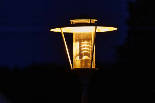 Eine Nahaufnahme Einer Straßenlaterne Der Nacht — Stockfoto