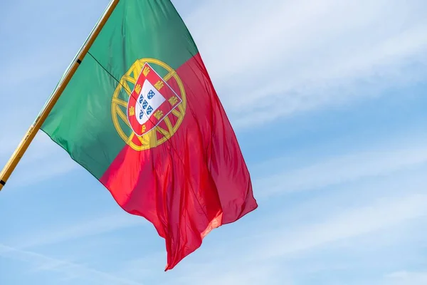 Close Bandeira Portugal Acenando Durante Vento Fundo Céu — Fotografia de Stock