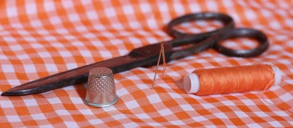 Tela Cuadros Naranja Blanca Con Dedal Carrete Hilo Naranja Tijeras —  Fotos de Stock