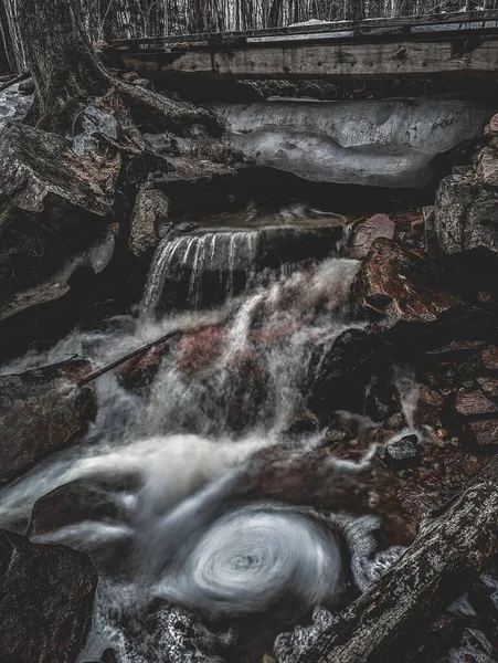 Tiro Vertical Uma Pequena Cachoeira Sob Uma Ponte — Fotografia de Stock