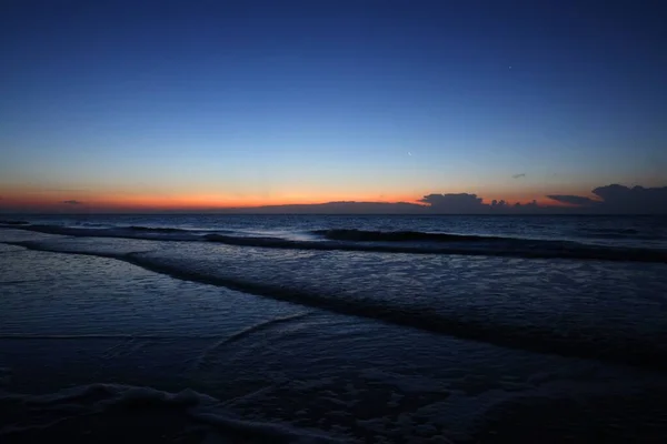 最初の光の朝の太陽 ビーチ 壮大な雲の風景です ジェキル島Ga — ストック写真