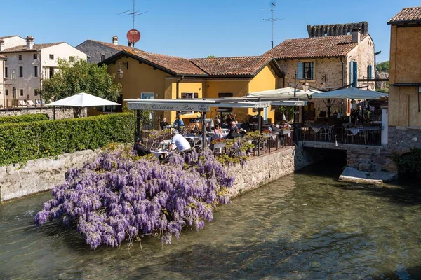 Borghetto Sul Mincio Veneto Włochy Kwiecień 2022 Typowa Restauracja Kolorowej — Zdjęcie stockowe