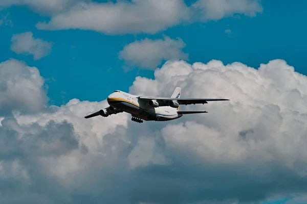 Ein Blick Auf Das Flugzeug Der Antonov Airlines Der Luft — Stockfoto