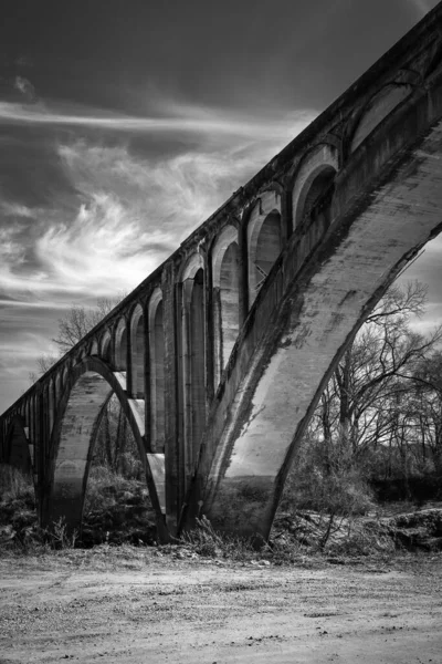 Une Échelle Gris Vieux Pont Avec Ciel Nuageux Dessus — Photo