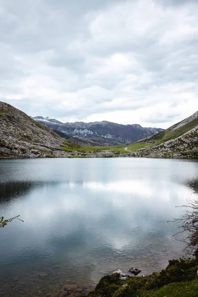 Λίμνες Της Covadonga Κάτω Από Τον Συννεφιασμένο Ουρανό Στην Περιοχή — Φωτογραφία Αρχείου