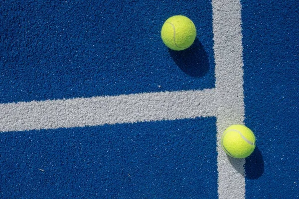 Blå Paddel Tennisbana Två Bollar Bredvid Linjen Racket Sport Koncept — Stockfoto