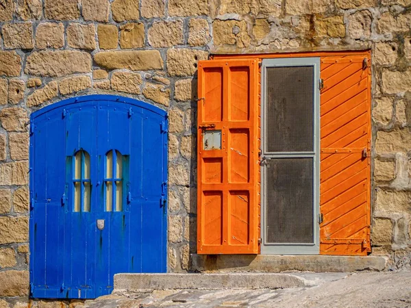 Blaue Tür Und Orangefarbenes Fenster Einem Steinernen Gebäude Malta — Stockfoto