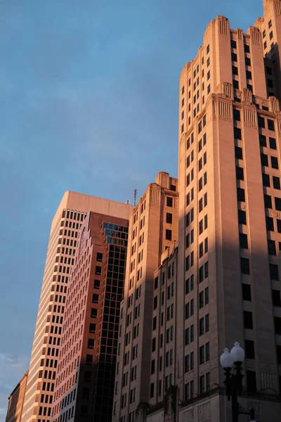 Plano Vertical Bloques Edificios Apartamentos Contra Cielo —  Fotos de Stock