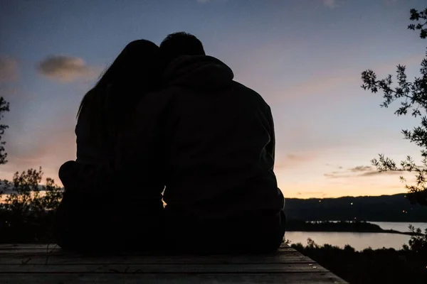 Silhouette Loving Couple Embracing Watch Sunset Lake Tomine Reservoir Colombia — Stock Photo, Image