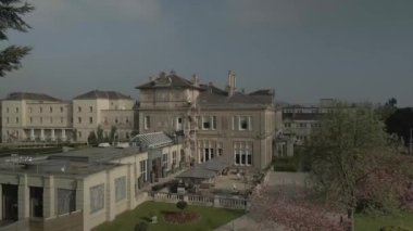 Hertfordshire Essex sınırındaki Down Hall Hotel & Spa 'nın insansız hava aracı görüntüleri.