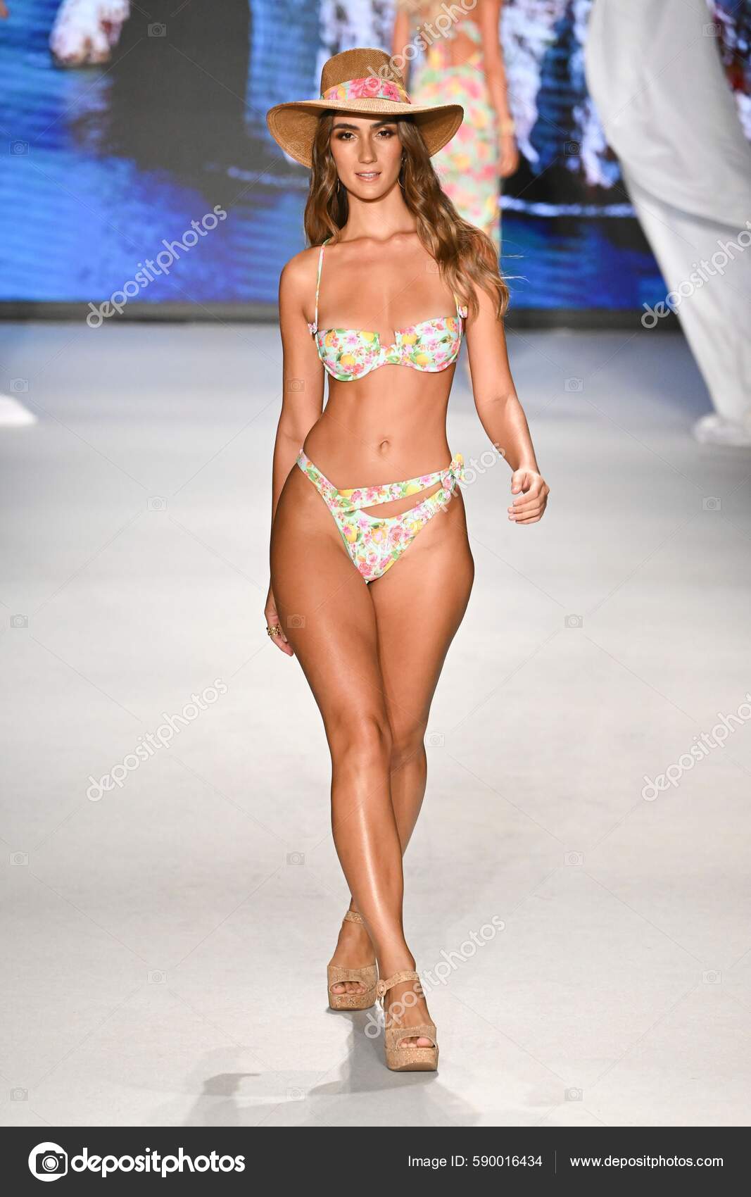 Model Walks Deisgner Luli Fama Miami Swim Fashion Week – Stock Editorial  Photo © wirestock_creators #590016434