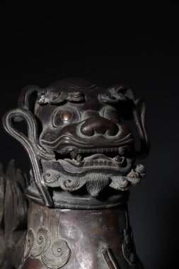 Bronz bir aslan heykelinin dikey yakın çekimi