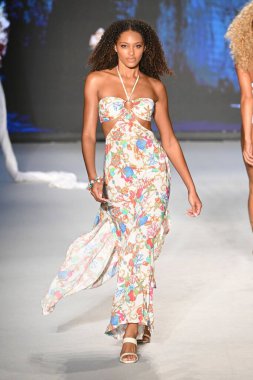 Miami Yüzme Haftası 'nda Deisgner Luli Fama için bir model yürüyor.