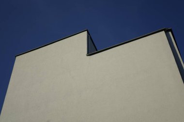 Rhineland Palatinate 'daki mavi gökyüzünün arka planındaki taş duvarın alçak açılı görüntüsü.