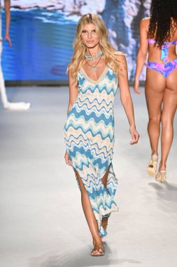 Miami Yüzme Haftası 'nda Deisgner Luli Fama için bir model yürüyor.