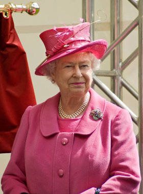 Güneşli bir günde pembeye bürünmüş güzel Kraliçe Elizabeth.