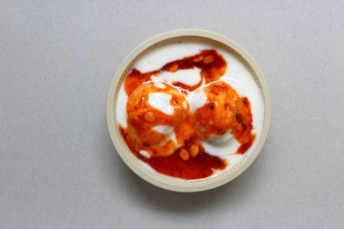 Lezzetli Dahi Bhalla plastik kasede