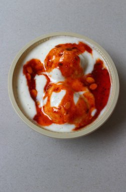 Lezzetli Dahi Bhalla plastik kasede