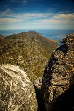 Cape Town ve Masa Koyu 'na bakan bulutlu gökyüzüne karşı Masa Dağı' nın güzel bir görüntüsü.