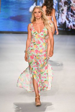 Miami Yüzme Haftası 'nda Deisgner Luli Fama için bir model yürüyor.