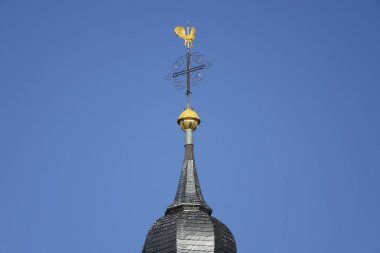 Rhineland Palatinate 'da gökyüzünün arka planında haç olan kilise kubbesine yakın çekim.