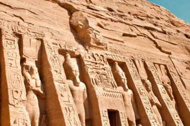 Mısır 'daki Ebu Simbel Tapınağı' nın gün ışığında yan görüntüsü.