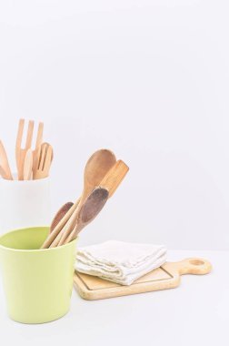 beyaz mutfak masası mutfak gereçleri ve mutfak gereçleri beyaz duvarlı