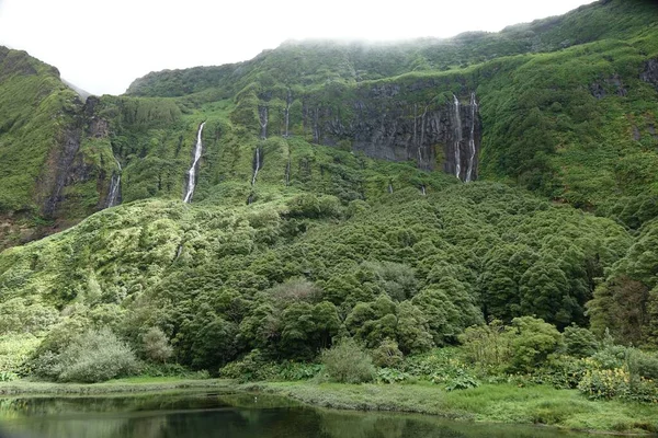 Vue Aérienne Étang Verdoyant Entouré Collines Verdoyantes Aux Açores — Photo