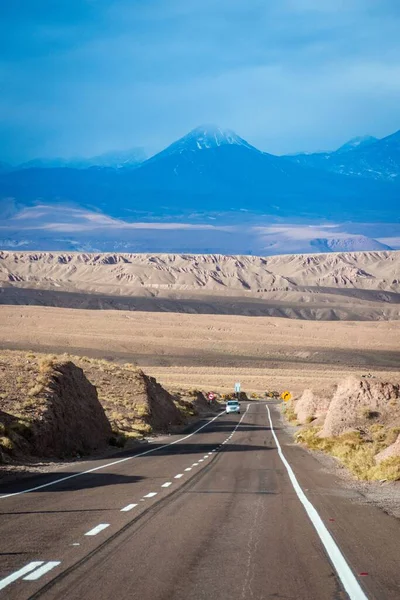 Pionowe Ujęcie Samochodów Asfaltowej Drodze Skręcającej Pustyni Atacama Chile — Zdjęcie stockowe