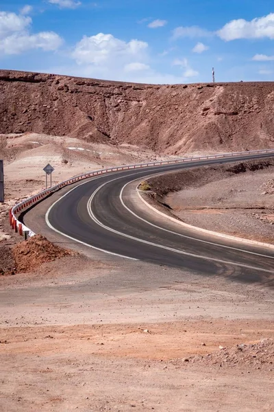 Colpo Verticale Una Strada Asfaltata Nel Deserto Atacama Sotto Montagne — Foto Stock