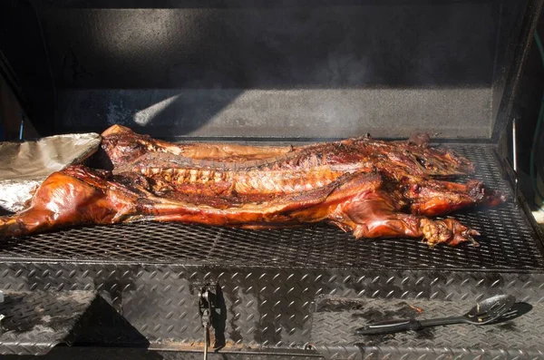 Closeup Whole Hog Being Cooked Smoky Grill — Stock Photo, Image
