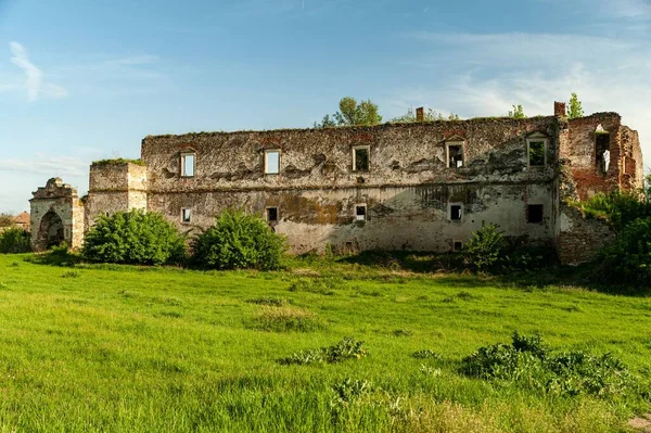 Uma Vista Panorâmica Antigo Edifício Abandonado Num Campo Verde Numa — Fotografia de Stock