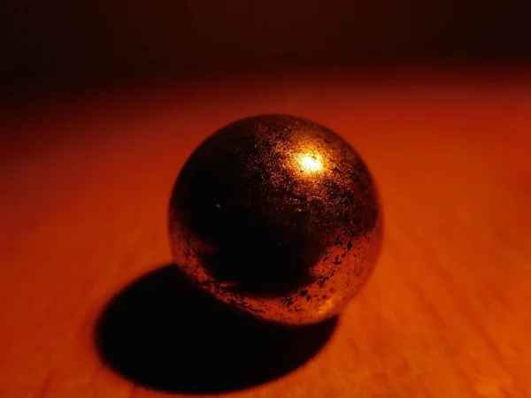 Uma Bola Mármore Com Uma Luz Dourada — Fotografia de Stock